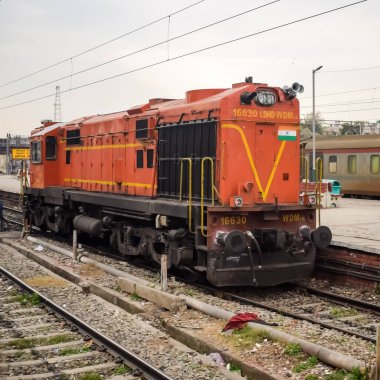 Amritsar, Hindistan, 3 Şubat 2024 - Amritsar tren istasyonunda gündüz vakti Hint elektrikli lokomotif motoru, Amritsar Shatabdi elektrikli lokomotif motoru