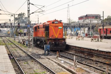 Amritsar, Hindistan, 3 Şubat 2024 - Amritsar tren istasyonunda gündüz vakti Hint elektrikli lokomotif motoru, Amritsar Shatabdi elektrikli lokomotif motoru