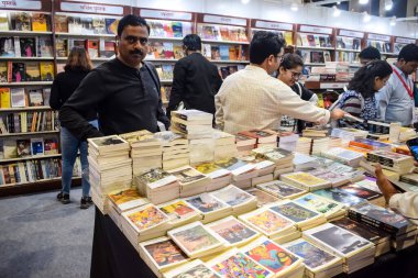 Yeni Delhi, Hindistan, 17 Şubat 2024 - Delhi Uluslararası Kitap Fuarı 'ndaki bir kitapçıda raflarda bulunan çeşitli kitaplar, Bharat Mandapam Kompleksi' ndeki Yıllık Kitap Fuarı 'nda sergilenen kitaplar