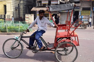 Eski Delhi, Hindistan, 15 Mart 2024 - Eski Delhi sokaklarında kimliği belirsiz insanlar, Eski Delhi 'de Chandni Chowk pazarının sokak fotoğrafları, Eski Delhi Sokak Fotoğrafçılığı