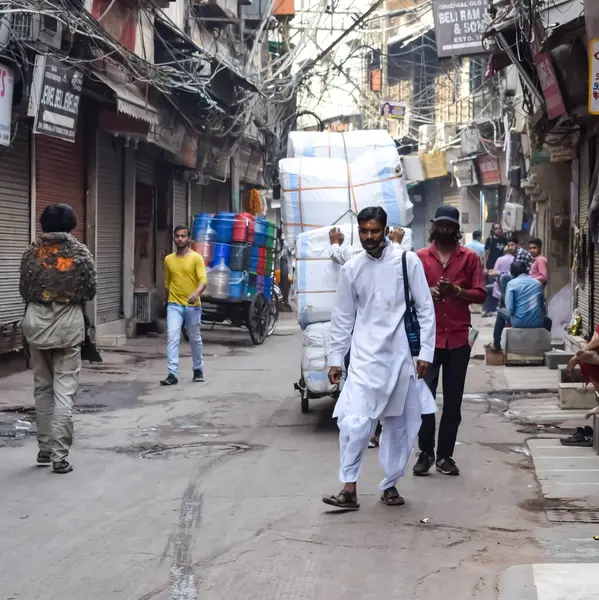 Eski Delhi, Hindistan, 15 Mart 2024 - Eski Delhi sokaklarında kimliği belirsiz insanlar, Eski Delhi 'de Chandni Chowk pazarının sokak fotoğrafları, Eski Delhi Sokak Fotoğrafçılığı