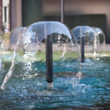 Delhi 'de Pragati Meydan olarak bilinen Bharat Mandapam kompleksindeki çeşme, Bharat Mandapam tesisinde çalışan çeşme, çeşmede su, Bharat Mandapam Parkı' ndaki çeşme