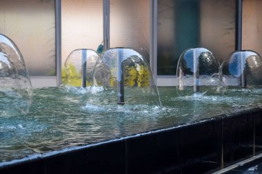 Delhi 'de Pragati Meydan olarak bilinen Bharat Mandapam kompleksindeki çeşme, Bharat Mandapam tesisinde çalışan çeşme, çeşmede su, Bharat Mandapam Parkı' ndaki çeşme