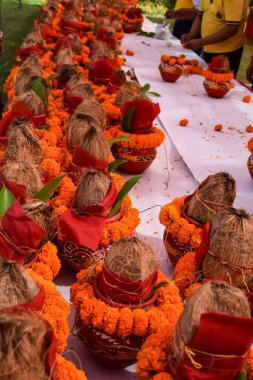 Hindistan cevizli kalaş ve çiçek desenli mango yaprağı içinde kutsal su bulunan toprak kapları. Jagannath Tapınağı sırasında Hindu puja için Kalaş Mangal Kalash Yatra, ön manzara, yakın çekim