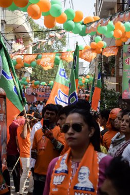 Yeni Delhi, Hindistan - 17 Mayıs 2024 - Başbakan Narendra Modi BJP yol fuarı sırasında binlerce kişi toplandı, başkent Modi 'de düzenlenen büyük seçim mitinginde halk