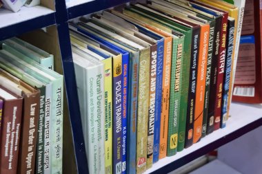 Yeni Delhi, Hindistan, 17 Şubat 2024 - Delhi Uluslararası Kitap Fuarı 'ndaki bir kitapçıda raflarda bulunan çeşitli kitaplar, Bharat Mandapam Kompleksi' ndeki Yıllık Kitap Fuarı 'nda sergilenen kitaplar