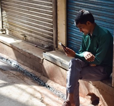 Eski Delhi, Hindistan, 15 Mayıs 2024 - Eski Delhi sokaklarında kimliği belirsiz insanlar, Eski Delhi 'de Chandni Chowk pazarının sokak fotoğrafları, Eski Delhi Sokak Fotoğrafçılığı