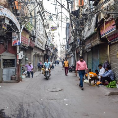 Eski Delhi, Hindistan, 15 Mayıs 2024 - Eski Delhi sokaklarında kimliği belirsiz insanlar, Eski Delhi 'de Chandni Chowk pazarının sokak fotoğrafları, Eski Delhi Sokak Fotoğrafçılığı