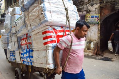 Eski Delhi, Hindistan, 15 Mayıs 2024 - Eski Delhi sokaklarında kimliği belirsiz insanlar, Eski Delhi 'de Chandni Chowk pazarının sokak fotoğrafları, Eski Delhi Sokak Fotoğrafçılığı