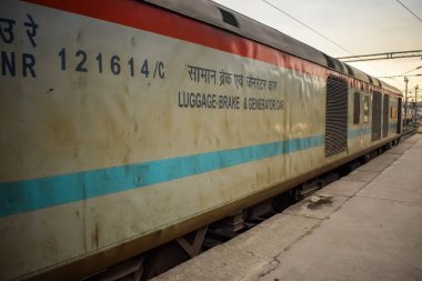 Amritsar, Hindistan, 03 Mayıs 2024 - Amritsar tren istasyonunda sabah treni, Amritsar, Punjab tren istasyonunda renkli tren