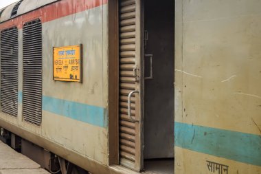 Amritsar, Hindistan, 03 Mayıs 2024 - Amritsar tren istasyonunda sabah treni, Amritsar, Punjab tren istasyonunda renkli tren