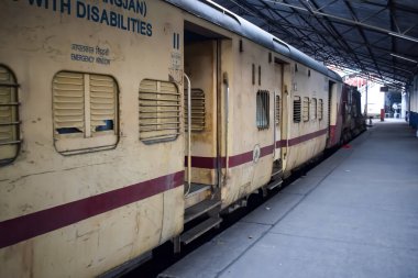 Amritsar, Hindistan, 03 Mayıs 2024 - Amritsar tren istasyonunda sabah treni, Amritsar, Punjab tren istasyonunda renkli tren