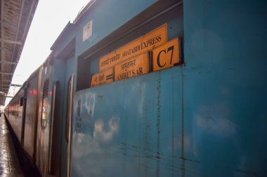 Amritsar, Hindistan, 03 Mayıs 2024 - Amritsar tren istasyonunda sabah treni, Amritsar, Punjab tren istasyonunda renkli tren