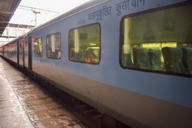 Amritsar, Hindistan, 03 Mayıs 2024 - Amritsar tren istasyonunda sabah treni, Amritsar, Punjab tren istasyonunda renkli tren