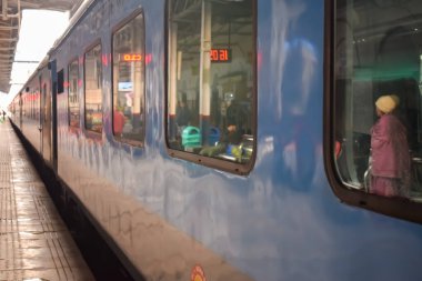 Amritsar, Hindistan, 03 Mayıs 2024 - Amritsar tren istasyonunda sabah treni, Amritsar, Punjab tren istasyonunda renkli tren