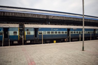 Amritsar, Hindistan, 03 Mayıs 2024 - Amritsar tren istasyonunda sabah treni, Amritsar, Punjab tren istasyonunda renkli tren