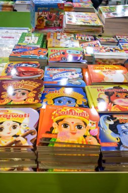 Yeni Delhi, Hindistan, 17 Şubat 2024 - Delhi Uluslararası Kitap Fuarı 'ndaki bir kitapçıda raflarda bulunan çeşitli kitaplar, Bharat Mandapam Kompleksi' ndeki Yıllık Kitap Fuarı 'nda sergilenen kitaplar