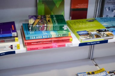 Yeni Delhi, Hindistan, 17 Şubat 2024 - Delhi Uluslararası Kitap Fuarı 'ndaki bir kitapçıda raflarda bulunan çeşitli kitaplar, Bharat Mandapam Kompleksi' ndeki Yıllık Kitap Fuarı 'nda sergilenen kitaplar