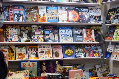 Yeni Delhi, Hindistan, 17 Şubat 2024 - Delhi Uluslararası Kitap Fuarı 'ndaki bir kitapçıda raflarda bulunan çeşitli kitaplar, Bharat Mandapam Kompleksi' ndeki Yıllık Kitap Fuarı 'nda sergilenen kitaplar