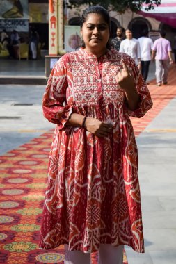 Yeni Delhi, Hindistan - 25 Mayıs 2024 - Doğu Delhi bölgesindeki genel Lok Sabha Seçimleri için oy kullandıktan sonra dövmeli parmaklarını gösteren kimliği belirsiz kişiler