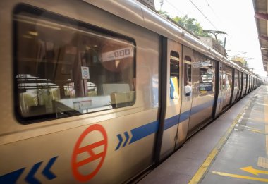 Yeni Delhi, Hindistan, 12 Mayıs 2024 - Delhi Metro treni Yeni Delhi, Hindistan, Asya 'daki Jhandewalan metro istasyonuna varıyor.