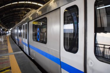 Yeni Delhi, Hindistan, 12 Mayıs 2024 - Delhi Metro treni Yeni Delhi, Hindistan, Asya 'daki Jhandewalan metro istasyonuna varıyor.