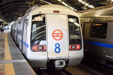 Yeni Delhi, Hindistan, 12 Mayıs 2024 - Delhi Metro treni Yeni Delhi, Hindistan, Asya 'daki Jhandewalan metro istasyonuna varıyor.