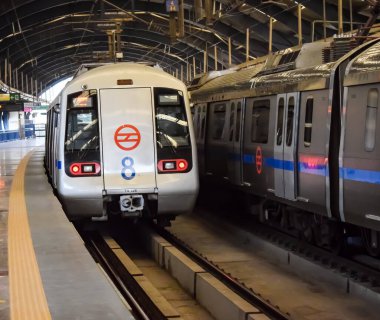 Yeni Delhi, Hindistan, 12 Mayıs 2024 - Delhi Metro treni Yeni Delhi, Hindistan, Asya 'daki Jhandewalan metro istasyonuna varıyor.