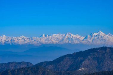 Hindistan 'ın Nainital şehrinin en yüksek tepesinde, bu resimde görülen sıradağ Himalaya Dağları, Hindistan' ın Uttarakhand kentindeki Nainital dağının güzelliği.