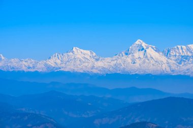 Hindistan 'ın Nainital şehrinin en yüksek tepesinde, bu resimde görülen sıradağ Himalaya Dağları, Hindistan' ın Uttarakhand kentindeki Nainital dağının güzelliği.