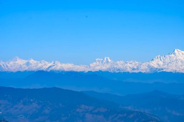 Hindistan 'ın Nainital şehrinin en yüksek tepesinde, bu resimde görülen sıradağ Himalaya Dağları, Hindistan' ın Uttarakhand kentindeki Nainital dağının güzelliği.