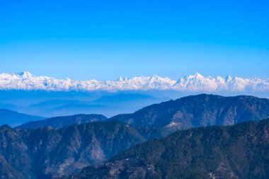 Hindistan 'ın Nainital şehrinin en yüksek tepesinde, bu resimde görülen sıradağ Himalaya Dağları, Hindistan' ın Uttarakhand kentindeki Nainital dağının güzelliği.