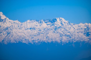 Hindistan 'ın Nainital şehrinin en yüksek tepesinde, bu resimde görülen sıradağ Himalaya Dağları, Hindistan' ın Uttarakhand kentindeki Nainital dağının güzelliği.