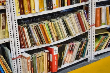 Yeni Delhi, Hindistan, 17 Şubat 2024 - Delhi Uluslararası Kitap Fuarı 'ndaki bir kitapçıda raflarda bulunan çeşitli kitaplar, Bharat Mandapam Kompleksi' ndeki Yıllık Kitap Fuarı 'nda sergilenen kitaplar