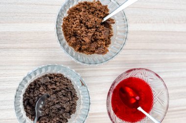 Vanilyalı dondurma, browni, kakao tozu, taze doğranmış meyve ve çilek şurubu içeren ateşte pişirilmemiş dondurmanın bileşenleri. Dondurma tabağı hazırlama