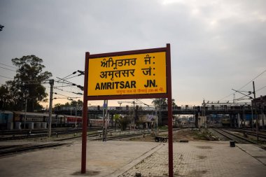 Amritsar, Hindistan, 03 Mayıs 2024 - Amritsar Tren İstasyonu Sabah Saati, Amritsar Tren İstasyonu Pankartı