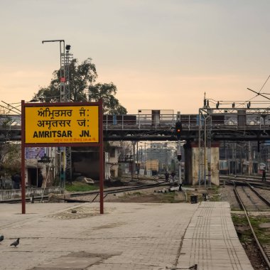 Amritsar, Hindistan, 03 Mayıs 2024 - Amritsar Tren İstasyonu Sabah Saati, Amritsar Tren İstasyonu Pankartı