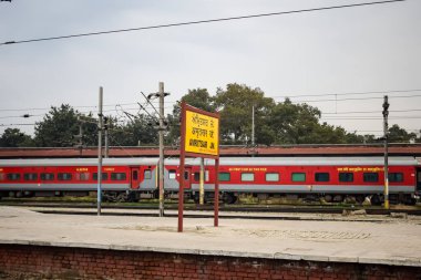 Amritsar, Hindistan, 03 Mayıs 2024 - Amritsar Tren İstasyonu Sabah Saati, Amritsar Tren İstasyonu Pankartı