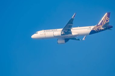 Yeni Delhi, Hindistan, 10 Mayıs 2024 - Vistara Airbus A320 neo Indra Gandhi Uluslararası Havalimanı Delhi, Vistara iç uçakları gündüz mavi gökyüzünde uçuyor