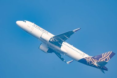 Yeni Delhi, Hindistan, 10 Mayıs 2024 - Vistara Airbus A320 neo Indra Gandhi Uluslararası Havalimanı Delhi, Vistara iç uçakları gündüz mavi gökyüzünde uçuyor