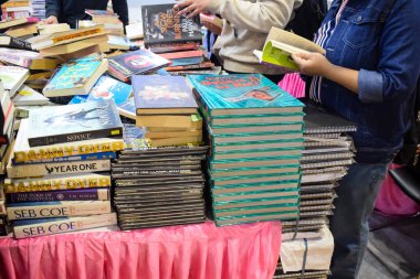 Yeni Delhi, Hindistan, 17 Şubat 2024 - Delhi Uluslararası Kitap Fuarı 'ndaki bir kitapçıda raflarda bulunan çeşitli kitaplar, Bharat Mandapam Kompleksi' ndeki Yıllık Kitap Fuarı 'nda sergilenen kitaplar