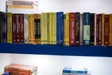 Yeni Delhi, Hindistan, 17 Şubat 2024 - Delhi Uluslararası Kitap Fuarı 'ndaki bir kitapçıda raflarda bulunan çeşitli kitaplar, Bharat Mandapam Kompleksi' ndeki Yıllık Kitap Fuarı 'nda sergilenen kitaplar