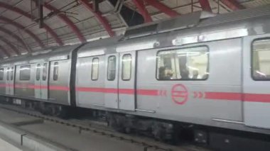 Yeni Delhi, Hindistan, 12 Mayıs 2024 - Delhi Metro treni Yeni Delhi, Hindistan, Asya 'daki Jhandewalan metro istasyonuna varıyor.