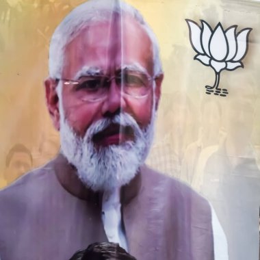 Yeni Delhi, Hindistan - 17 Mayıs 2024 - Başbakan Narendra Modi, Başkentteki büyük bir seçim mitingine katılırken Başbakan Modi 'nin posteri olan BJP yol gösterisinde kesildi
