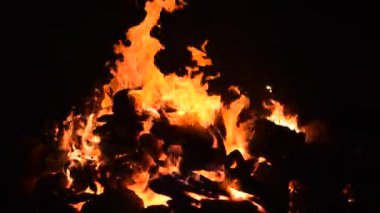 Siyah arka planda alevler, alev alev dokusu arka planda, çok güzel, ateş yanıyor, ateş odun ve inek gübresi ateşiyle yanıyor.