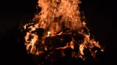 Siyah arka planda alevler, alev alev dokusu arka planda, çok güzel, ateş yanıyor, ateş odun ve inek gübresi ateşiyle yanıyor.