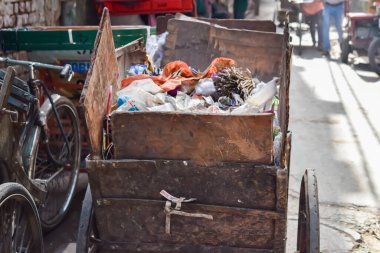 Eski Delhi, Hindistan, 15 Mayıs 2024 - Eski Delhi sokaklarında kimliği belirsiz insanlar, Eski Delhi 'de Chandni Chowk pazarının sokak fotoğrafları, Eski Delhi Sokak Fotoğrafçılığı