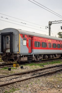 Amritsar, Hindistan, 03 Mayıs 2024 - Amritsar tren istasyonunda sabah treni, Amritsar, Punjab tren istasyonunda renkli tren