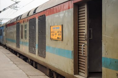 Amritsar, Hindistan, 03 Mayıs 2024 - Amritsar tren istasyonunda sabah treni, Amritsar, Punjab tren istasyonunda renkli tren