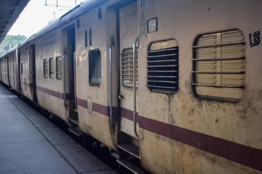 Amritsar, Hindistan, 03 Mayıs 2024 - Amritsar tren istasyonunda sabah treni, Amritsar, Punjab tren istasyonunda renkli tren